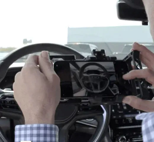 Creación de recorridos virtuales 360 para el interior de vehículos usando un estabilizador y un smartphone en un concesionario.