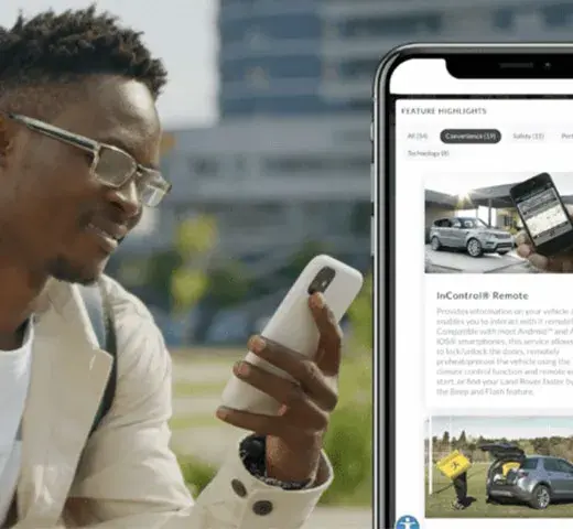 Cliente potencial revisando características de un auto desde una aplicación móvil automotriz en su smartphone.