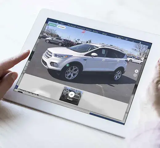 Usuario interactuando con un recorrido virtual 360 de un vehículo en una tablet, solución digital para concesionarios.